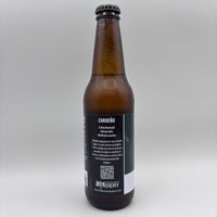 Vista lateral de la botella de hidromiel Caribeño Chicheme mostrando en la etiqueta la descripción Atrevido y Refrescante, el logo de Costa Rica Meadery y un código QR sobre un fondo neutro.