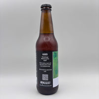 Vista lateral de la botella de Cerveza Albizu mostrando en la etiqueta la descripción Veraniega, Refrescante y Sutil junto con un código QR sobre un fondo neutro.