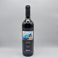 Botella de hidromiel Exe de la Colección Innovadora con etiqueta oscura e ilustración artística multicolor sobre un fondo neutro.