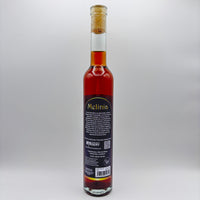 Vista trasera de la botella de hidromiel Melinia mostrando la contraetiqueta con la descripción del producto, el logo de Costa Rica Meadery y el código de barras sobre un fondo neutro.