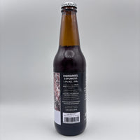 Vista trasera de la botella de Hidromiel Espumoso Möca mostrando el porcentaje de alcohol (7.7% Alc/Vol), detalles de Costa Rica Meadery y código de barras sobre un fondo neutro.