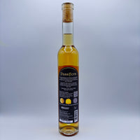 Vista trasera de la botella de hidromiel Passiflora mostrando la contraetiqueta con la descripción del producto, tres sellos de medallas obtenidas, el logo de Costa Rica Meadery y el código de barras sobre un fondo neutro.