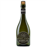 Botella de ACERTIJO, una cerveza estilo “wild ale blend” con miel, la fruta eugenia victoriana, y malta de maíz criollo